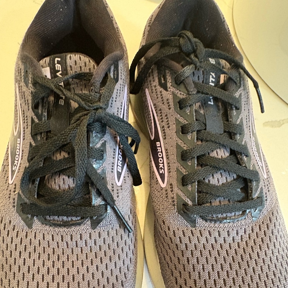 Brooks Women’s levitate 5 size 8 sneakers